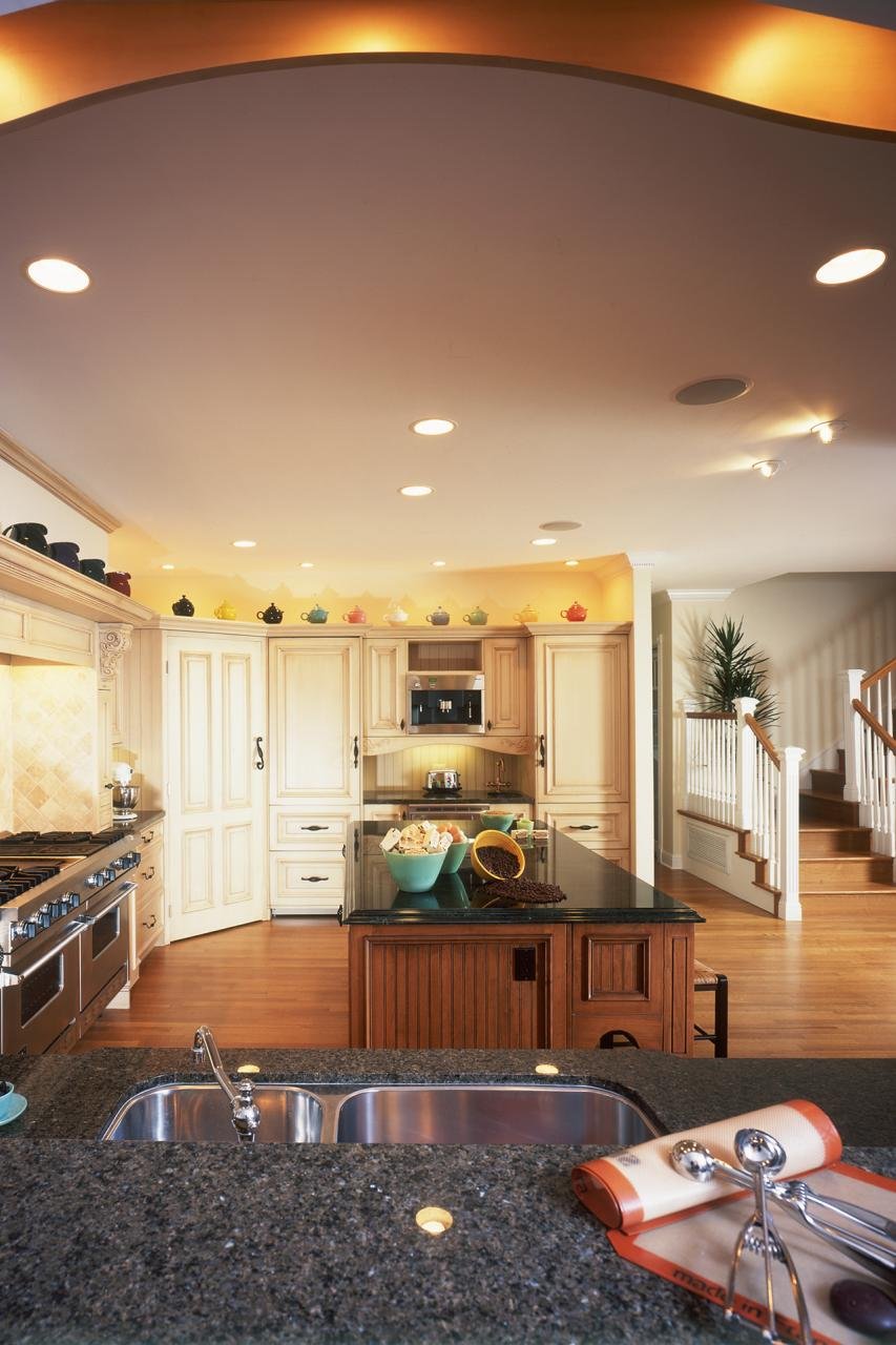 THE INTERIOR IS DESIGNED AROUND A STUNNING WILLIAM OHS CUSTOM KITCHEN.