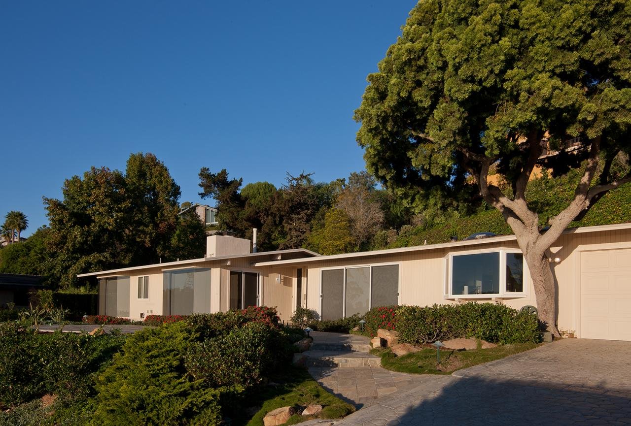 THE HOME IS A CLASSIC MIDCENTURY DESIGN.