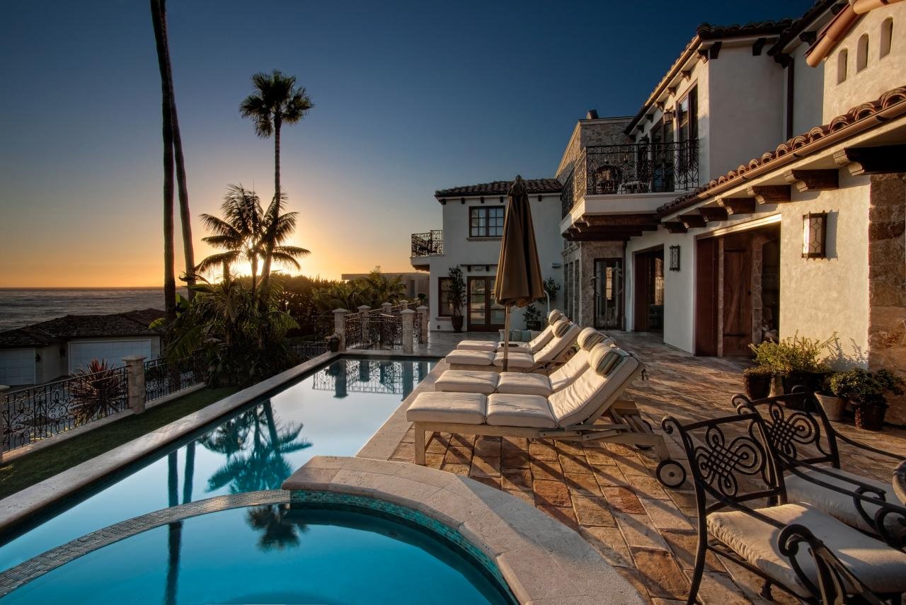 THE HOME FEATURES A GLASS-TILE POOL OVERLOOKING THE PACIFIC OCEAN.