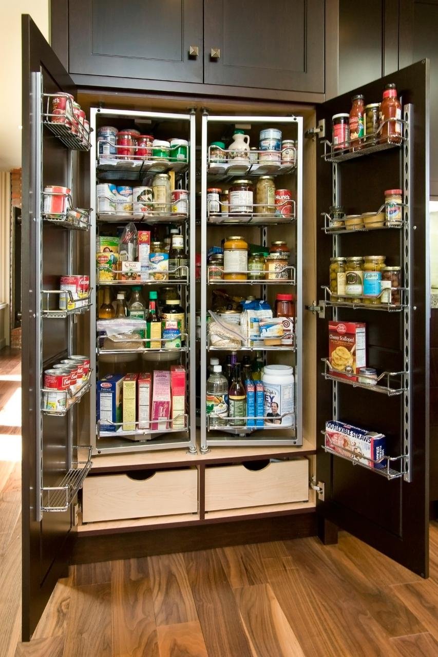 THE HOME’S PANTRY HAS A CUSTOM ORGANIZING SYSTEM.