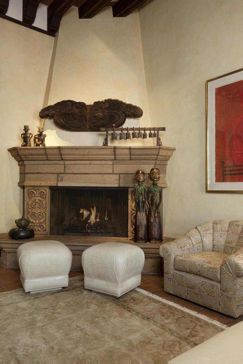 THE MAIN FIREPLACE IS OF CANTERA STONE, A VOLCANIC ROCK FROM CENTRAL MEXICO.