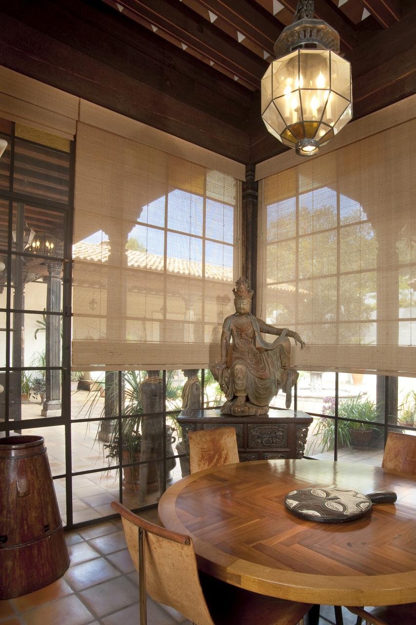 AN ELEGANT BREAKFAST NOOK OVERLOOKS THE HOME’S SHADED COURTYARD.