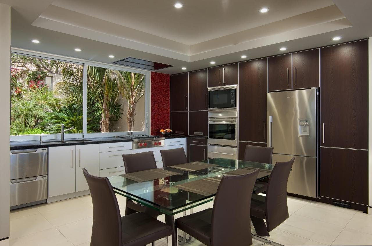 THE KITCHEN IS FITTED WITH BERGEN AND BRASIER CUSTOM CABINETRY, AND HAS CLEVER DESIGN DETAILS LIKE A RECESSED AND HIDDEN VENT FOR THE RANGE.