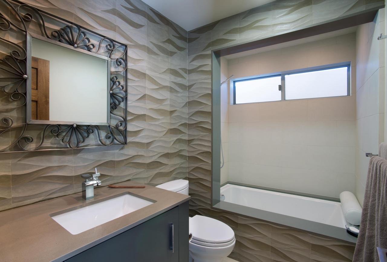 ANOTHER BATHROOM FEATURING THE WAVE-MOTIF TILES. THIS BATHROOM ALSO HAS A JAPANESE DEEP-SOAKING BATHTUB.
