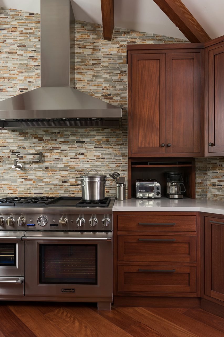 COUNTER-TO-CEILING GLASS TILES CREATE A UNIQUE SPLASHBACK.