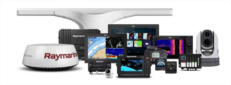 Set van Raymarine nautische elektronische apparatuur, inclusief radar, kaartplotter, dieptemeters, en sensoren.