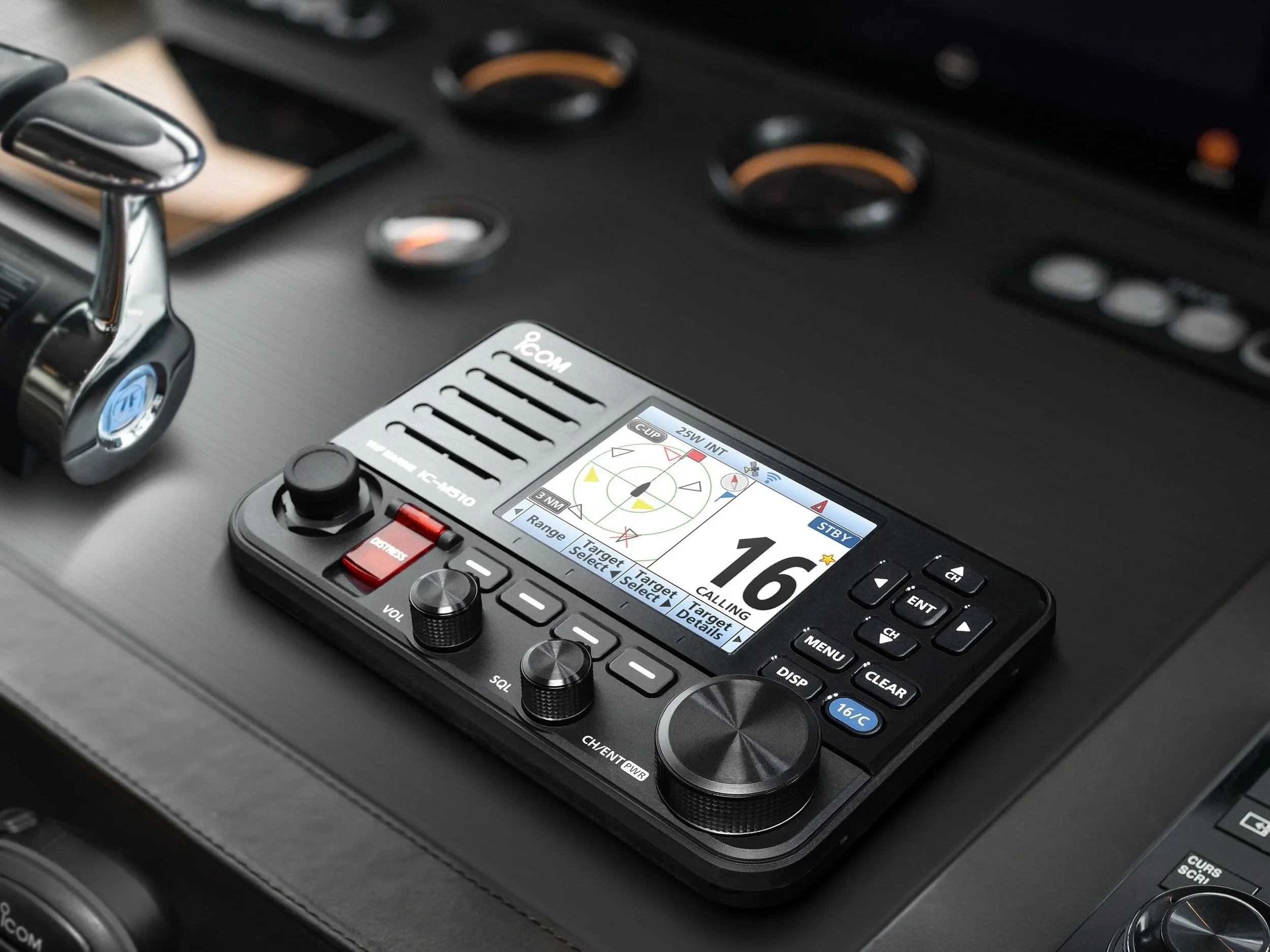 Radar- en radiosysteem op een dashboard, met een kleurenscherm dat kaarten en gegevens weergeeft, en diverse knoppen en knoppen voor bediening.