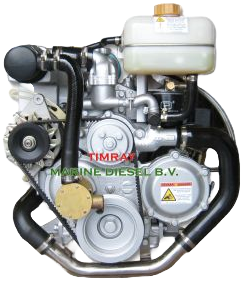 Een motordiesel met diverse metalen onderdelen, buizen en een wit reservoir bovengeplaatst.