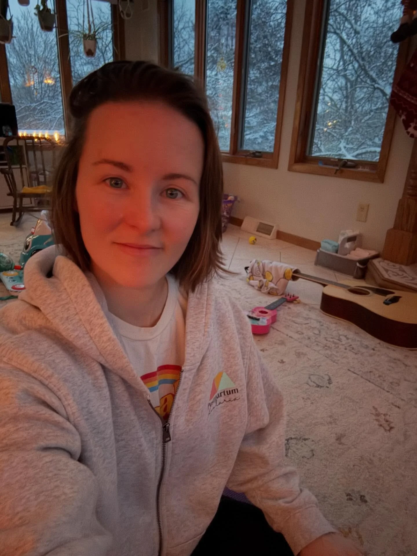 Snuck in 20 minutes of stretching and moving my body on this snowy, quiet morning surrounded by a happy mess of toys and baby gear ❄️🤗 Thankful for these rare moments to myself and for YouTube Yoga! Happy Friday everyone!

#metime #quietmorings #res