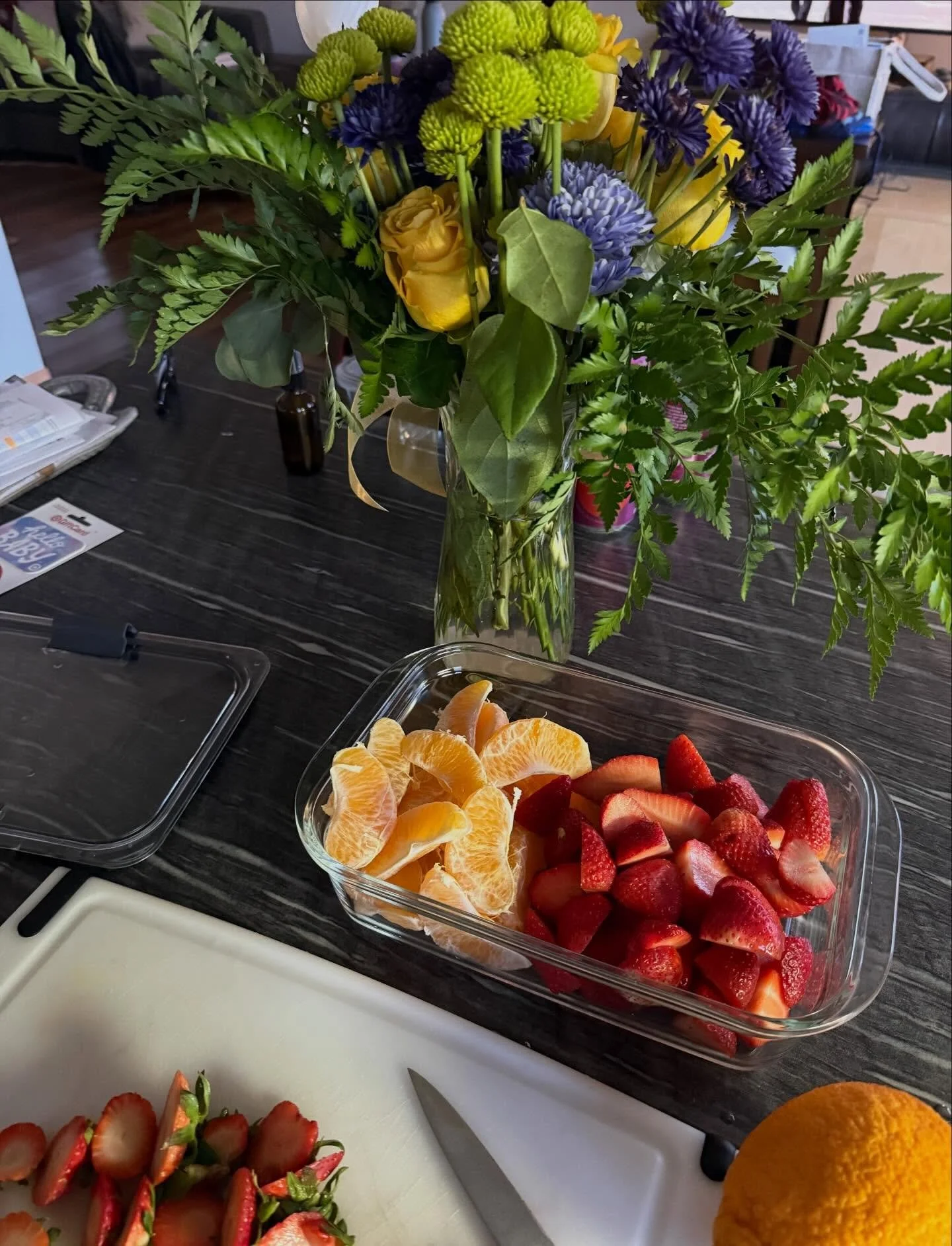 All in a days work&hellip;.because postpartum hunger is real!

✅Client fed 
✅Healthy, simple snacks prepped
✅Bottles ready for the night ahead
&hellip;all while keeping a close eye on her and baby as they enjoyed a cuddly contact nap! 🥰

#snacksford