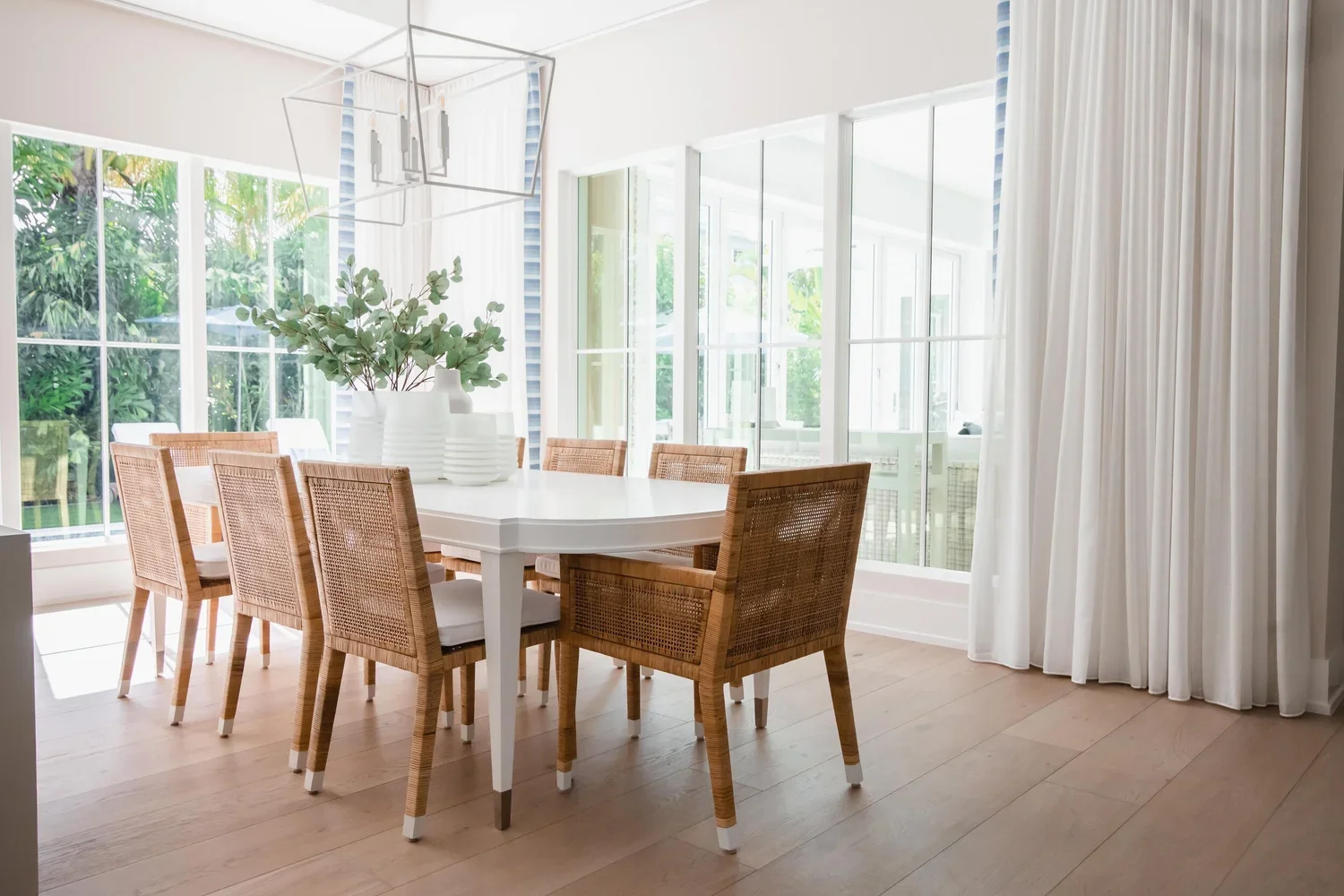 sharon-gilkey-montanna-interior-design-airy-naples-escape-dining.webp