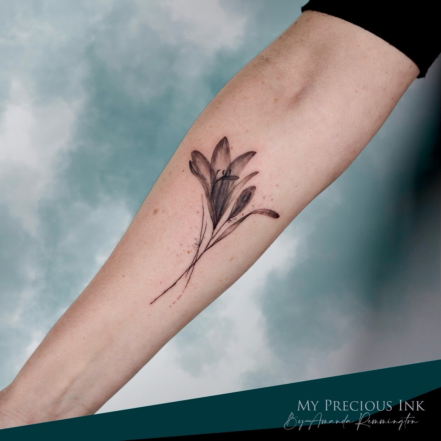 X-ray Lilly tattoo 

///&mdash;&mdash;&gt; www.mypreciousink.nl &lt;&mdash;&mdash;\\\

#Tattoo #watercolortattoo #watercolourtattoo #watercolor #thebesttattooartists #tattoodo 
  #tattooart #tattooflower #tattooidea #thebestbelgiumtattooartists #tatt