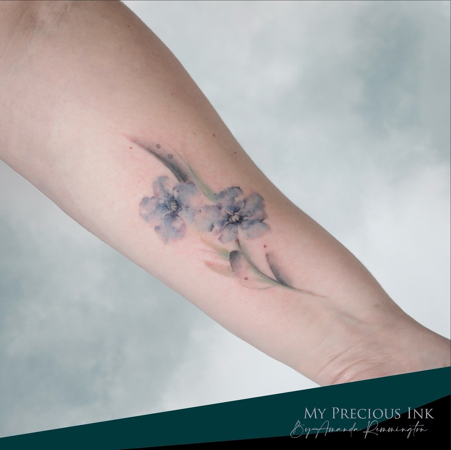 Hou je niet zo van felle kleuren? Wat dacht je van deze bloemen tattoo met grijs tinten en zachte kleuren?

#Tattoo #watercolortattoo #watercolourtattoo #watercolor #thebesttattooartists #tattoodo 
  #tattooart #tattooflower #tattooidea #thebestbelgi