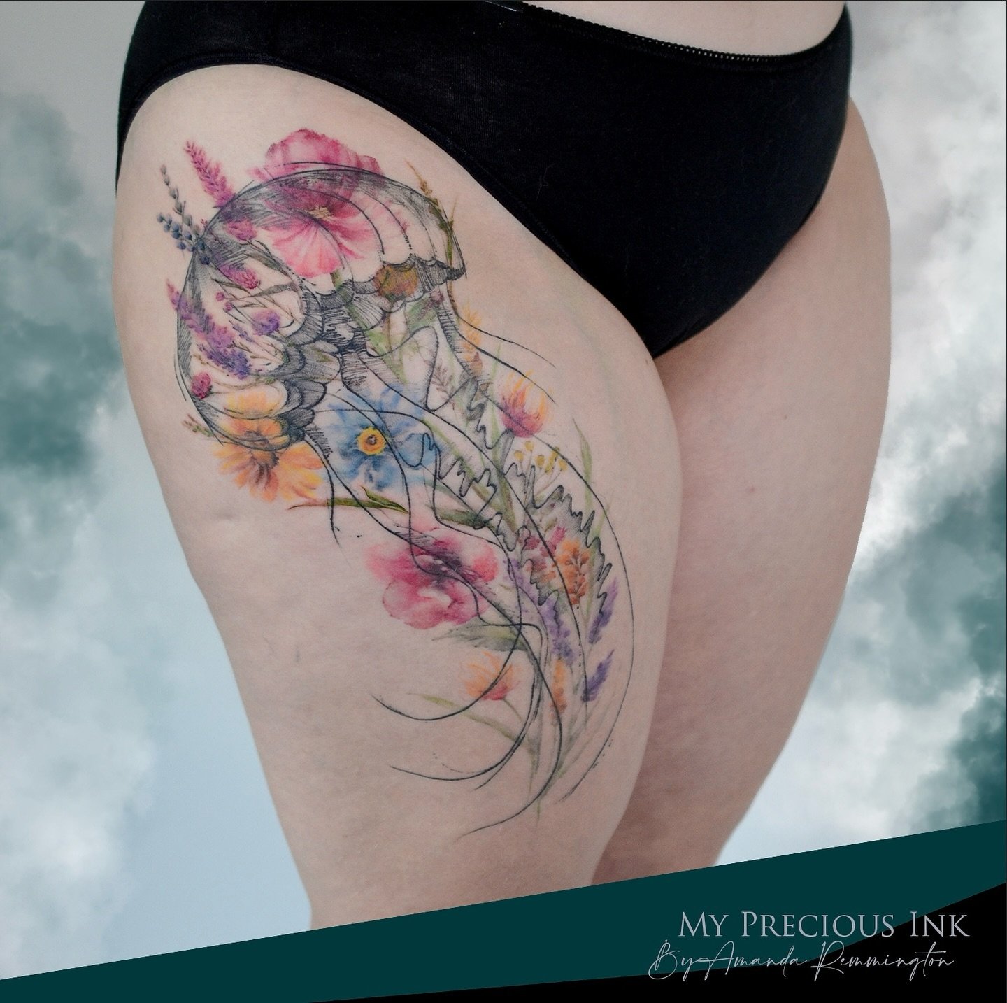 Freehand jellyfish with watercolor florals.
///&mdash;&mdash;&gt; www.mypreciousink.nl &lt;&mdash;&mdash;\\\

#tattoolifecommunity #watercolortattoos  #watercolortattoostyle #watercolortattooartist #abstracttattoo #tattoostagrams #dutchtattooartist #
