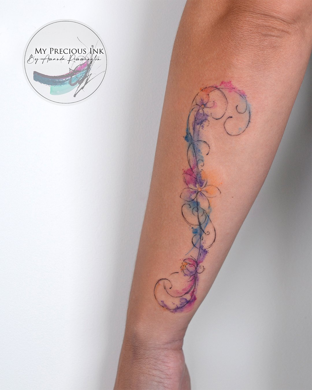 Deze tattoo is een combinatie van fijne lijnen en vloeiende watercolor kleuren, ontworpen om mee te bewegen met het lichaam.

Een organische stroom van bloemetjes, lijnen en kleur &ndash; alsof het direct uit een schetsboek op de huid is beland.
Elke