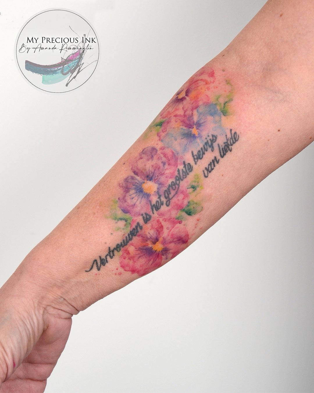 Soms zegt een beeld meer dan duizend woorden. 
Deze tattoo laat dat perfect zien: zachte, kleurrijke viooltjes in watercolorstijl, gezet door My Precious Ink
De bloemen lopen als een schildering uit over de huid, subtiel en levendig tegelijk &mdash; 