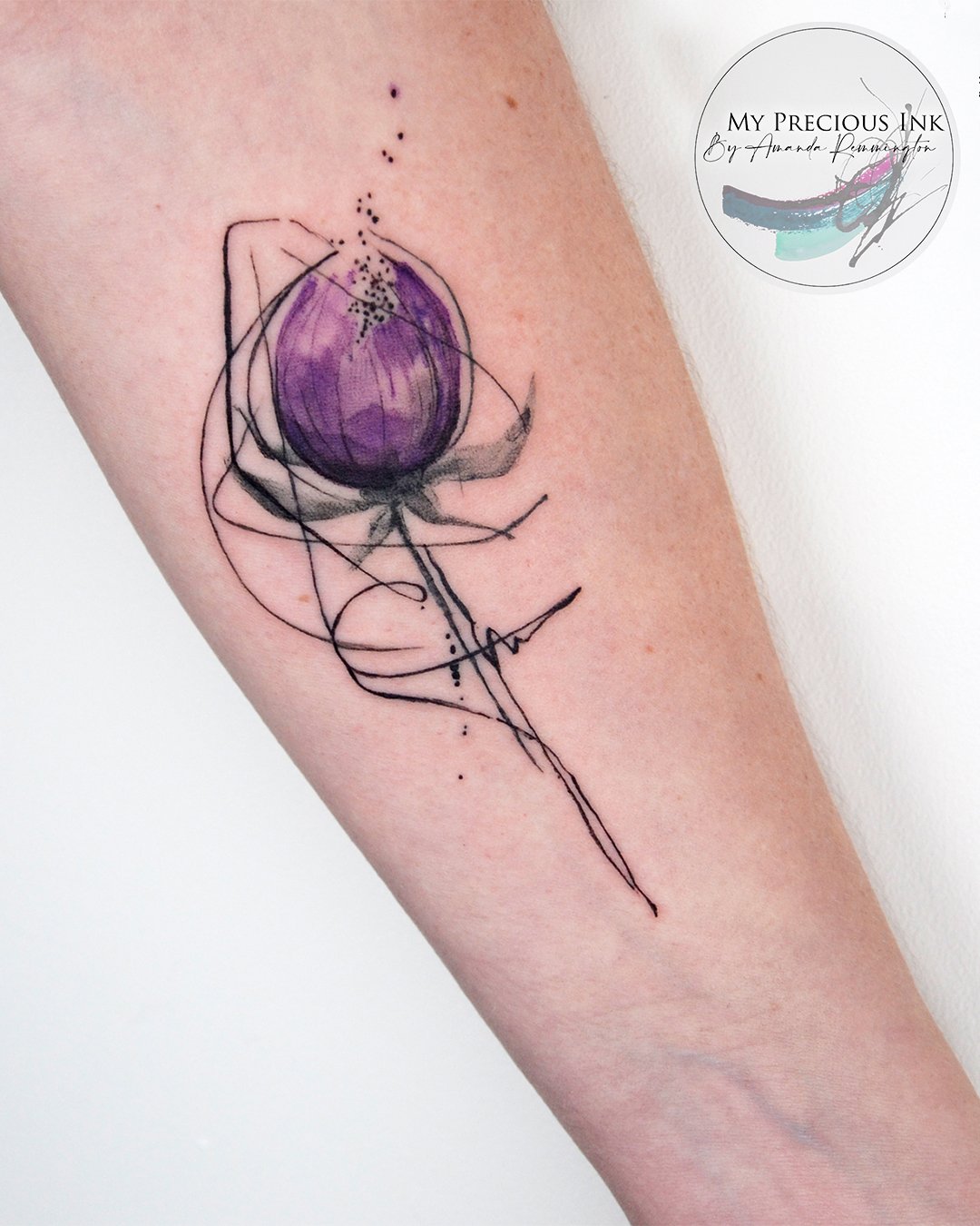 Abstract en verfijnd, met de kracht van kleur en lijnen.
Deze paarse watercolor bloem is meer dan alleen een tattoo &ndash; het is een kunstwerk dat precies de juiste balans vindt tussen vloeiende vrijheid en strakke vorm.

Ontworpen &eacute;n gezet 