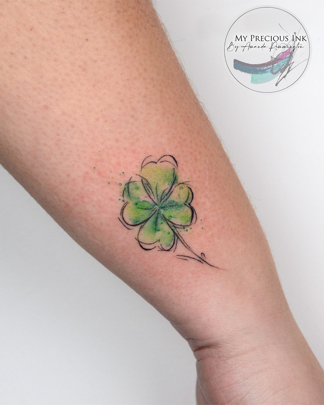 Een klavertje vier in watercolor-stijl, gezet door Amanda Remmington van  My Precious Ink.
Fijne lijnen en een vleugje groen dat net een beetje losser aanvoelt dan een klassiek ontwerp.
Een klein, persoonlijk symbool met een groot verhaal erachter.

