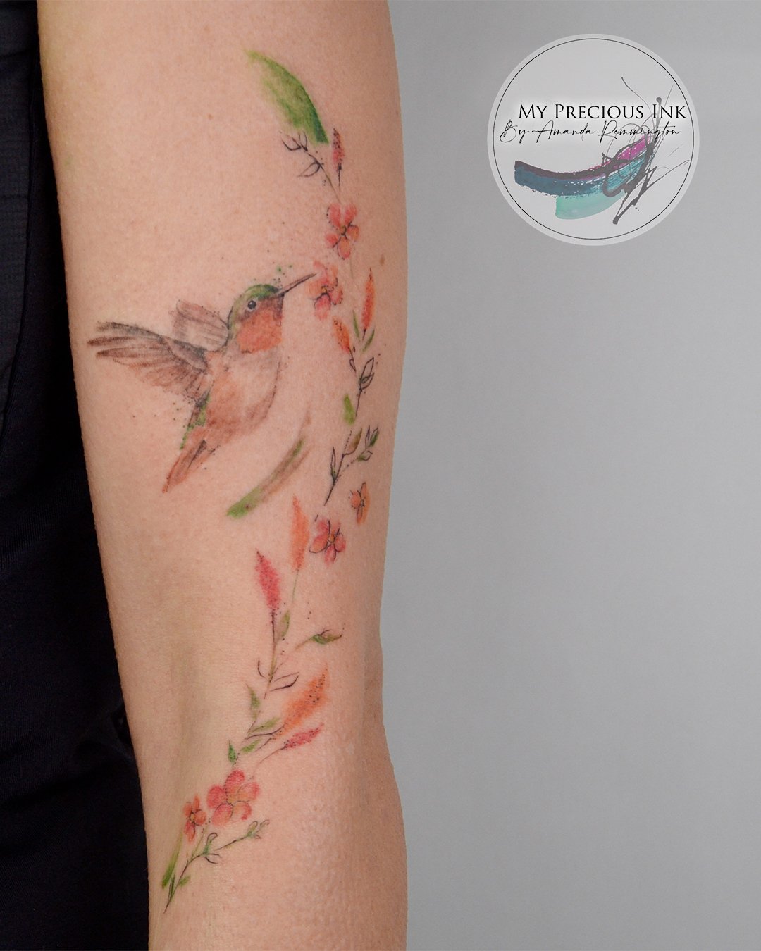Deze kolibrie met bloemen is lekker luchtig en kleurrijk.
Gewoon een mooie tattoo die perfect past bij de vorm van de arm.

Freehand getekend en direct op de huid gezet &ndash; dus geen standaard ontwerpje van internet.
Hou je van kleur, maar wil je 