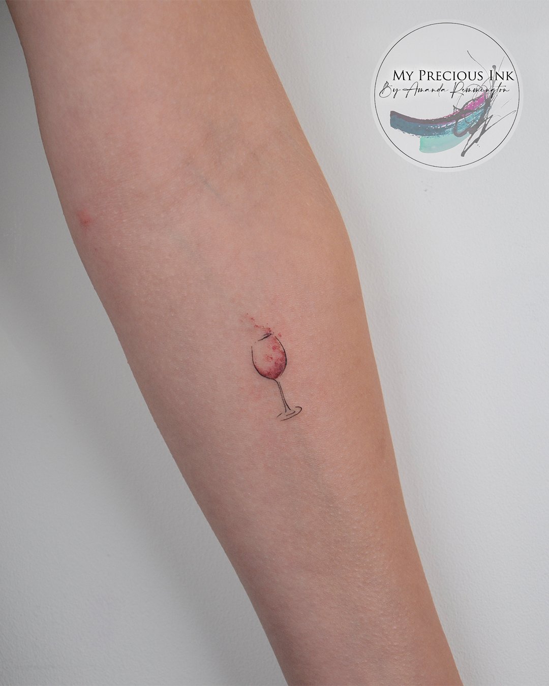 Lekker simpel, strak getekend en met een klein vleugje kleur.

Perfect als je iets persoonlijks zoekt dat niet meteen alle aandacht opeist, maar er w&eacute;l mag zijn.

Ontworpen &amp; gezet door Amanda Remmington van My Precious Ink
🌐 www.myprecio
