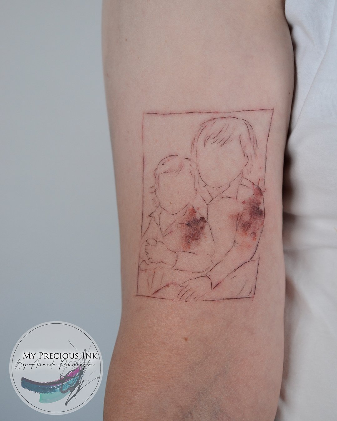 Deze tattoo is gebaseerd op een foto van broer en zus, vertaald in een losse, schetsmatige stijl &ndash; puur, teder en n&eacute;t een beetje speels door het vleugje kleur.
Soms zegt eenvoud alles.

#tattooartist #finelinetattoo #minimalisttattoo #em