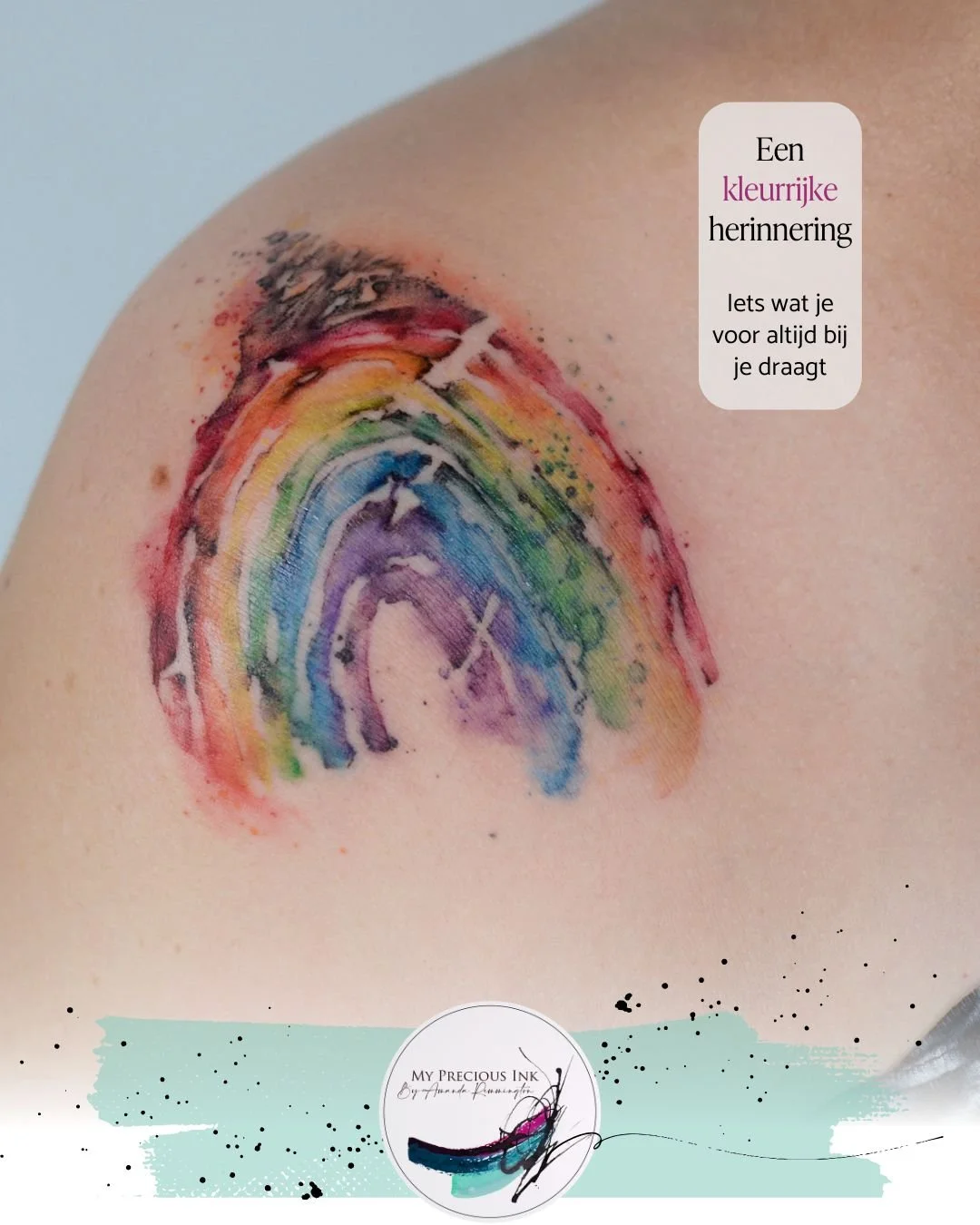 Een regenboog in watercolor, met een stukje van een vingerafdruk erin verwerkt.
Kleurrijk, zacht en persoonlijk.
Soms zegt &eacute;&eacute;n detail genoeg: een tastbaar stukje van iemand dierbaars, verweven in een kunstwerk op je huid.
Iets wat je vo
