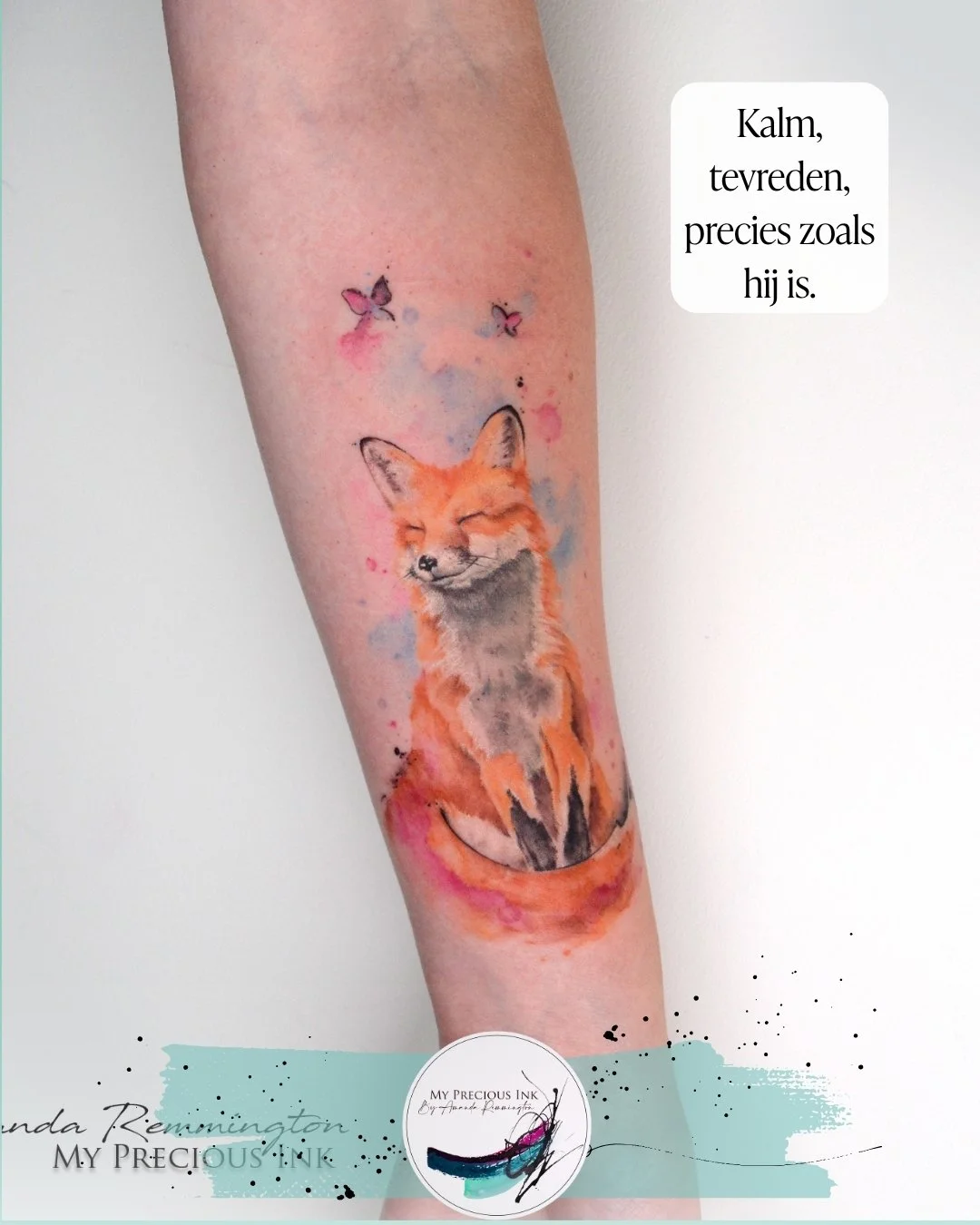 Soms zegt een houding alles.

Deze kleine vos straalt rust uit &mdash; kalm, tevreden, precies zoals hij is.
De zachte watercolor tinten versterken dat gevoel van stilte en vertrouwen,
alsof hij even zijn ogen sluit en gewoon is.
Dat is wat ik zo moo