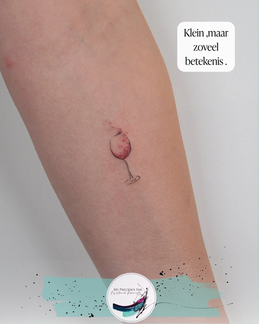 Niet elke tattoo hoeft groot te zijn om iets te betekenen.
Soms zit de kracht juist in het kleine.

In &eacute;&eacute;n symbool dat meteen herkenbaar voelt.
Een wijnglas als herinnering aan momenten, gesprekken,
of gewoon dat ene gevoel van even sti