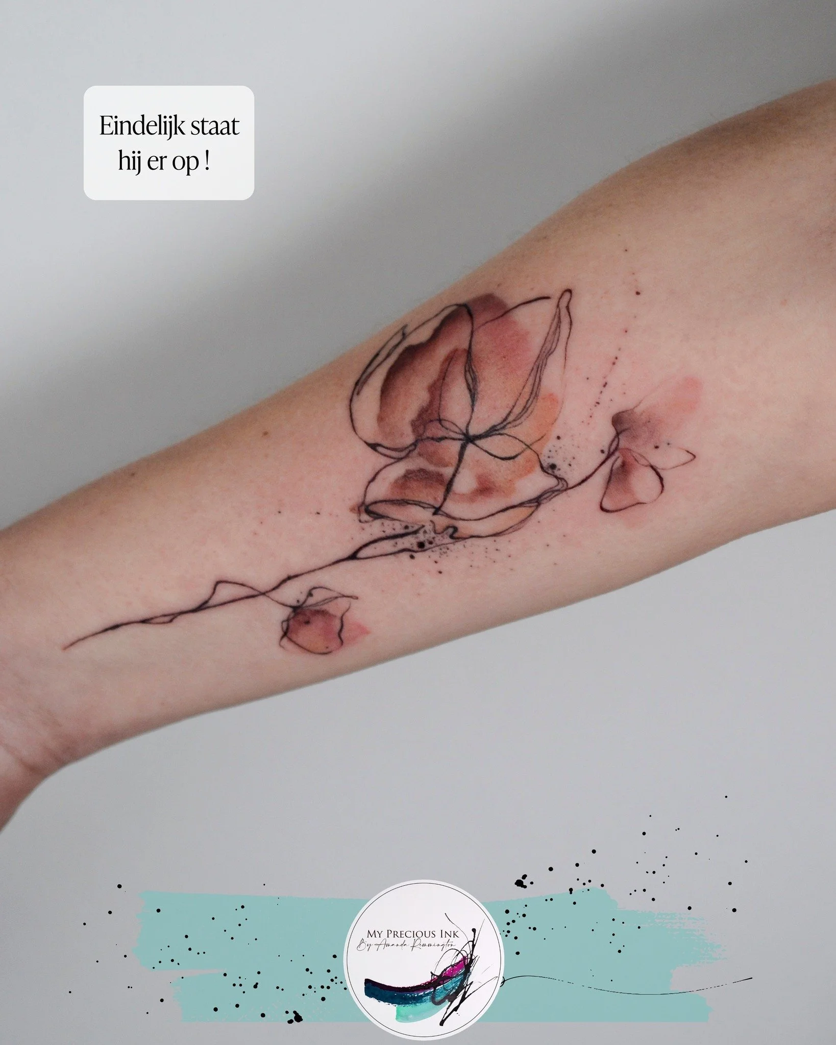 Sommige tattoos hebben tijd nodig. Niet omdat de afspraak lang op zich laat wachten,
maar omdat het gevoel eerst moet landen.

Vandaag was dat moment er.
Ze dacht er al lang over na: een abstracte bloem met drie blaadjes, ieder blaadje een eigen kind