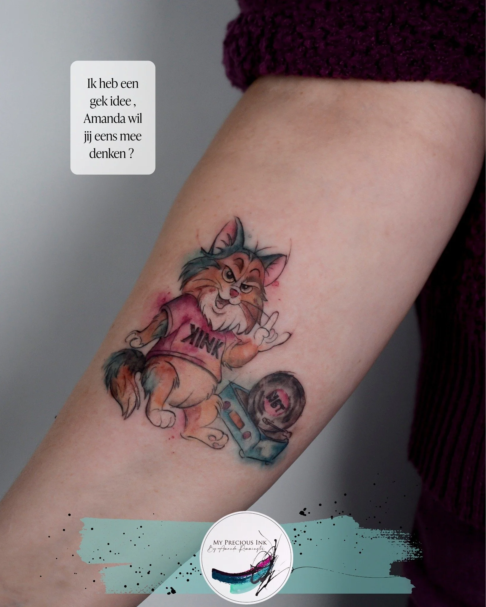 Ja , tuurlijk wil ik met je mee denken ! 

Voor deze tattoo begon het met een paar sleutelwoorden: rock, Disney, concerten, LP&rsquo;s draaien, Maine Coons.
En de vraag: &ldquo;Kan dit allemaal samen&hellip; zonder dat het een chaos wordt?&rdquo;
Ja 