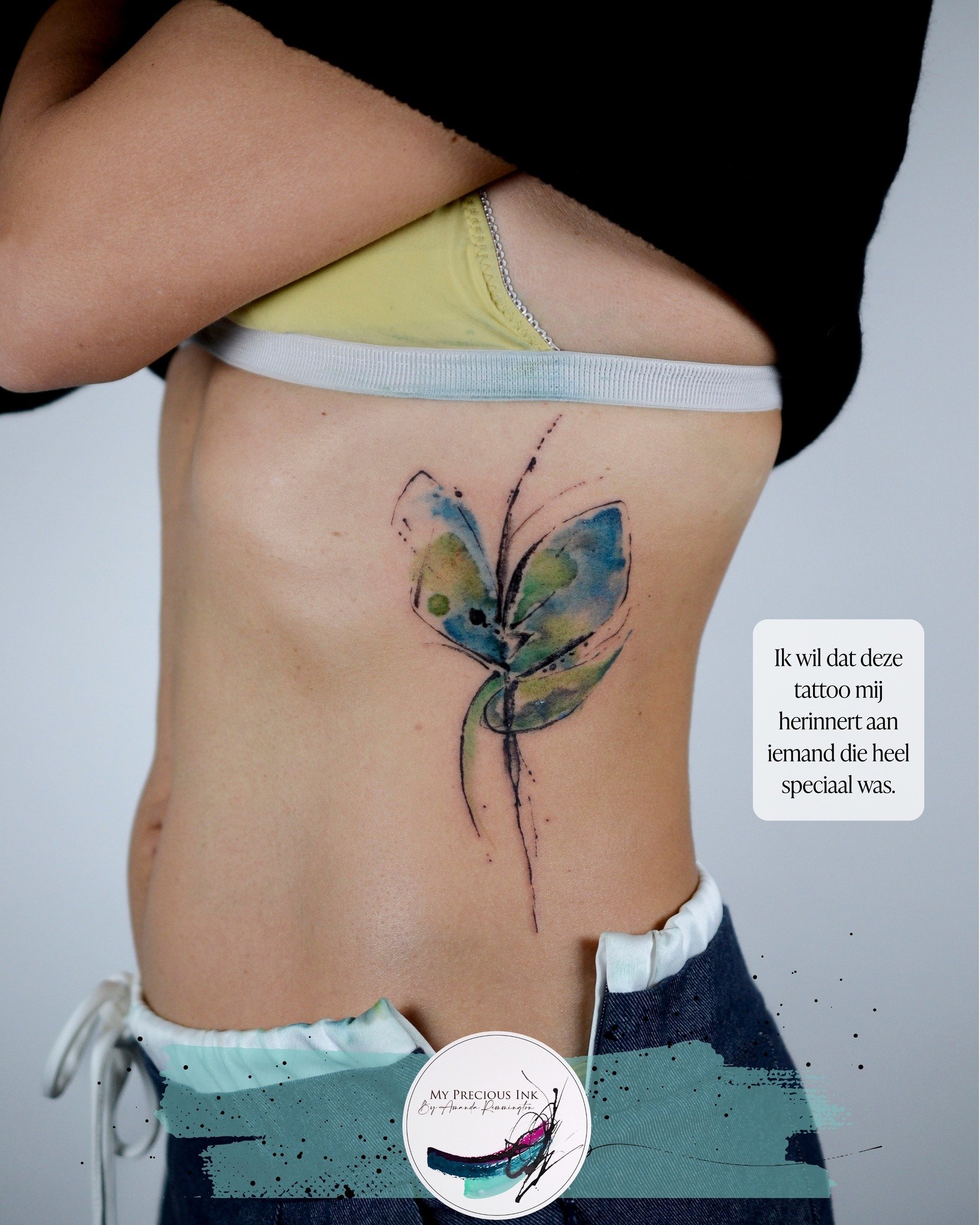 Sommige tattoos hoeven niet precies te lijken op wat ze betekenen.
Ze hoeven geen portret te zijn, geen letterlijke vorm.
Als de drager het maar ziet.
Als het raakt waar het moet raken.
Voor deze klant was dat het enige dat telde.
Een abstract ontwer