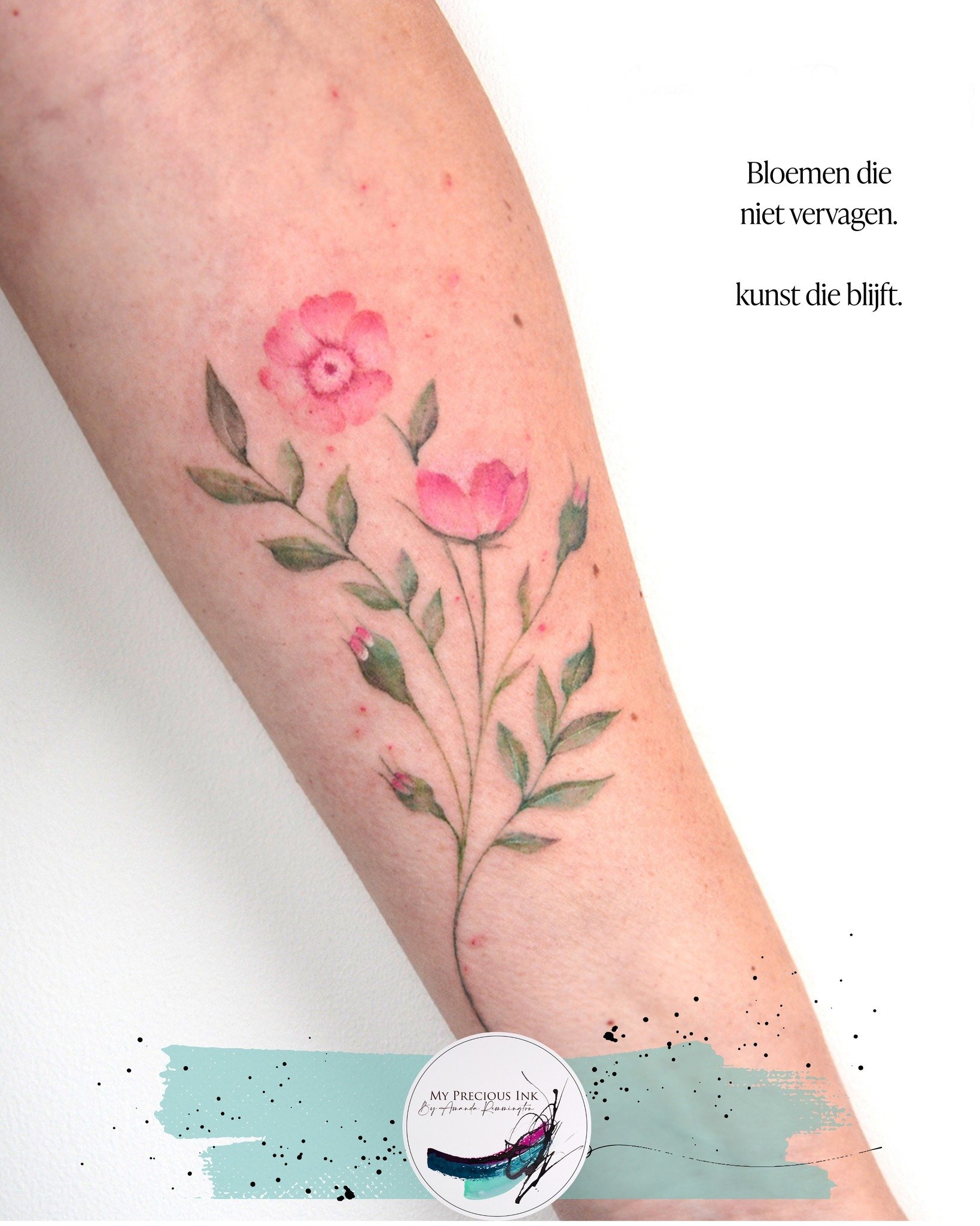 Deze watercolor bloemen zijn het perfecte voorbeeld van &mdash; verfijnd, maar met een duidelijke aanwezigheid.
Geen standaardplaatje, maar een kunstwerk dat met de huid meebeweegt en zijn eigen verhaal ademt.
Vloeiend, vrouwelijk.
Gemaakt in freehan