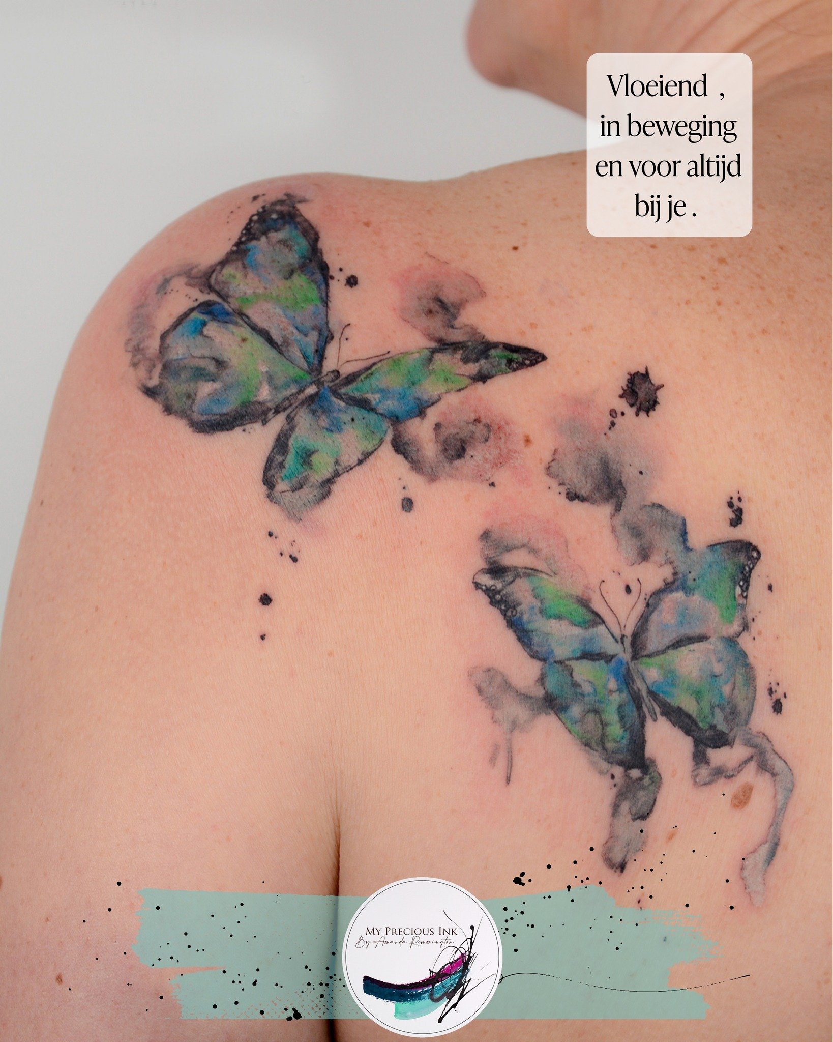 Sommige ontwerpen leven echt op de huid.
Niet omdat ze schreeuwen, maar omdat ze bewegen  zacht, onverwacht, bijna gewichtloos.

Deze watercolor vlinders zijn daar het perfecte voorbeeld van.
Losse lijnen, diepe contrasten, kleuren die in elkaar vloe