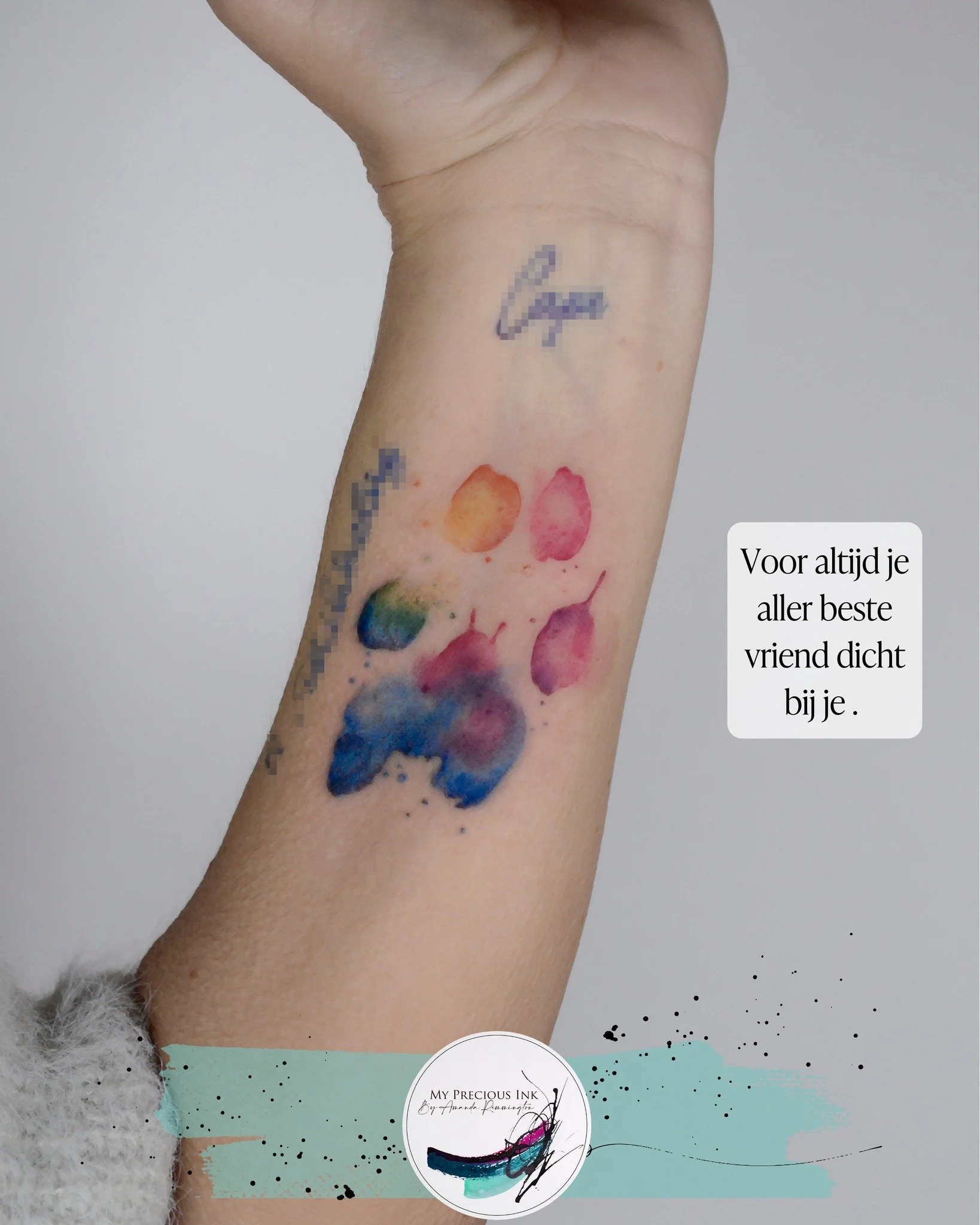 Sommige pootjes laat je niet achter.
Die draag je mee ,zichtbaar, voelbaar, in kleur.
Geen perfecte lijnen, maar een vrije watercolor flow die precies laat zien wat hij was: speels, trouw, aanwezig.

Licht, levendig en tegelijk sterk genoeg om voor a