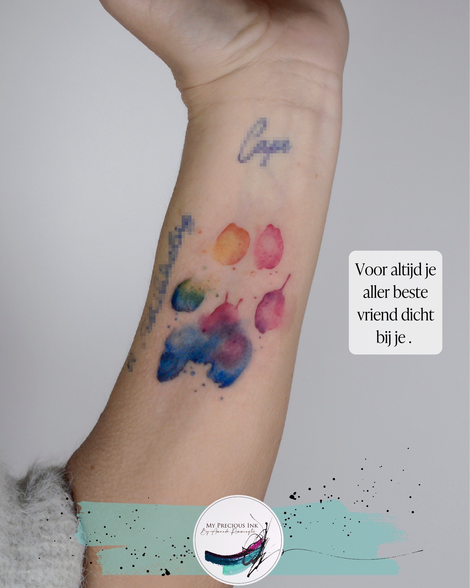 Sommige pootjes laat je niet achter.
Die draag je mee ,zichtbaar, voelbaar, in kleur.
Geen perfecte lijnen, maar een vrije watercolor flow die precies laat zien wat hij was: speels, trouw, aanwezig.

Licht, levendig en tegelijk sterk genoeg om voor a