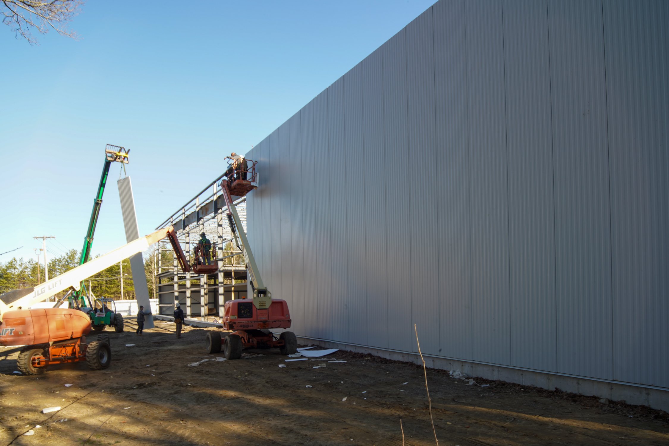 KEY-4Daughters-with-cherrypicker20190411-A7304424.jpg