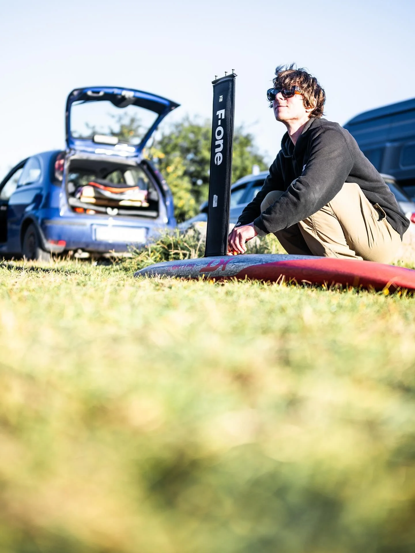 Getting Ready

🇩🇪 Es geh&ouml;rt zum Wingfoilen dazu, Board aufbauen, sich in den Wetsuit qu&auml;len, Zeug zum Strand, Wing aufpumpen und dann kann es endlich los gehen. 

So kann man wenigsten von den Fahrern ein paar nette Aufnahmen machen 😜

.