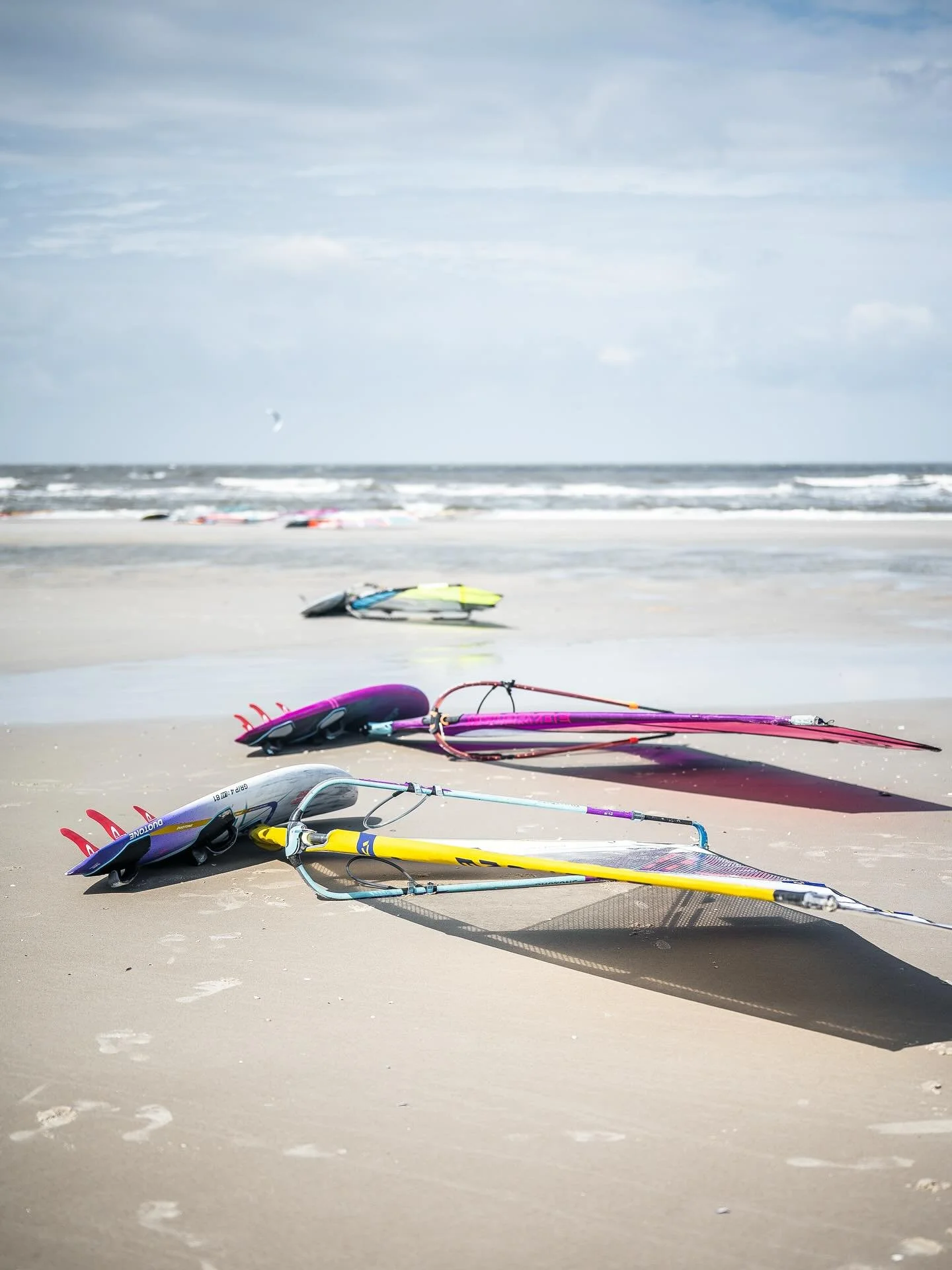 Ready to Surf

🇩🇪 okay das hier ist eins meiner Lieblings Bilder aus den letzten Jahren @california.windsurf.cup ja keine Action auch keine Sportler. Aber ich mag wie weich der Sand aussieht, wie sauber und glatt der Strand wirkt. Dazu noch das sup