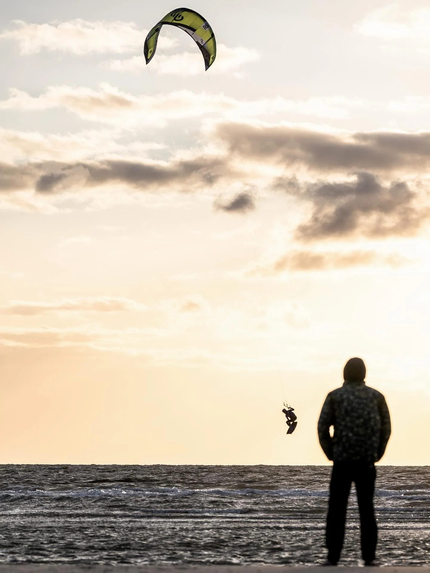 Where Are you Summer 

🇩🇪 die @california.kitesurf.masters so lang ist es schon wieder her, der warme Weiche Sand unter den F&uuml;&szlig;en. Der Wind und die fliegenden Kiter. Jetzt ist es grau, kalt und matschig. 

Was machst du um dir die Erinne