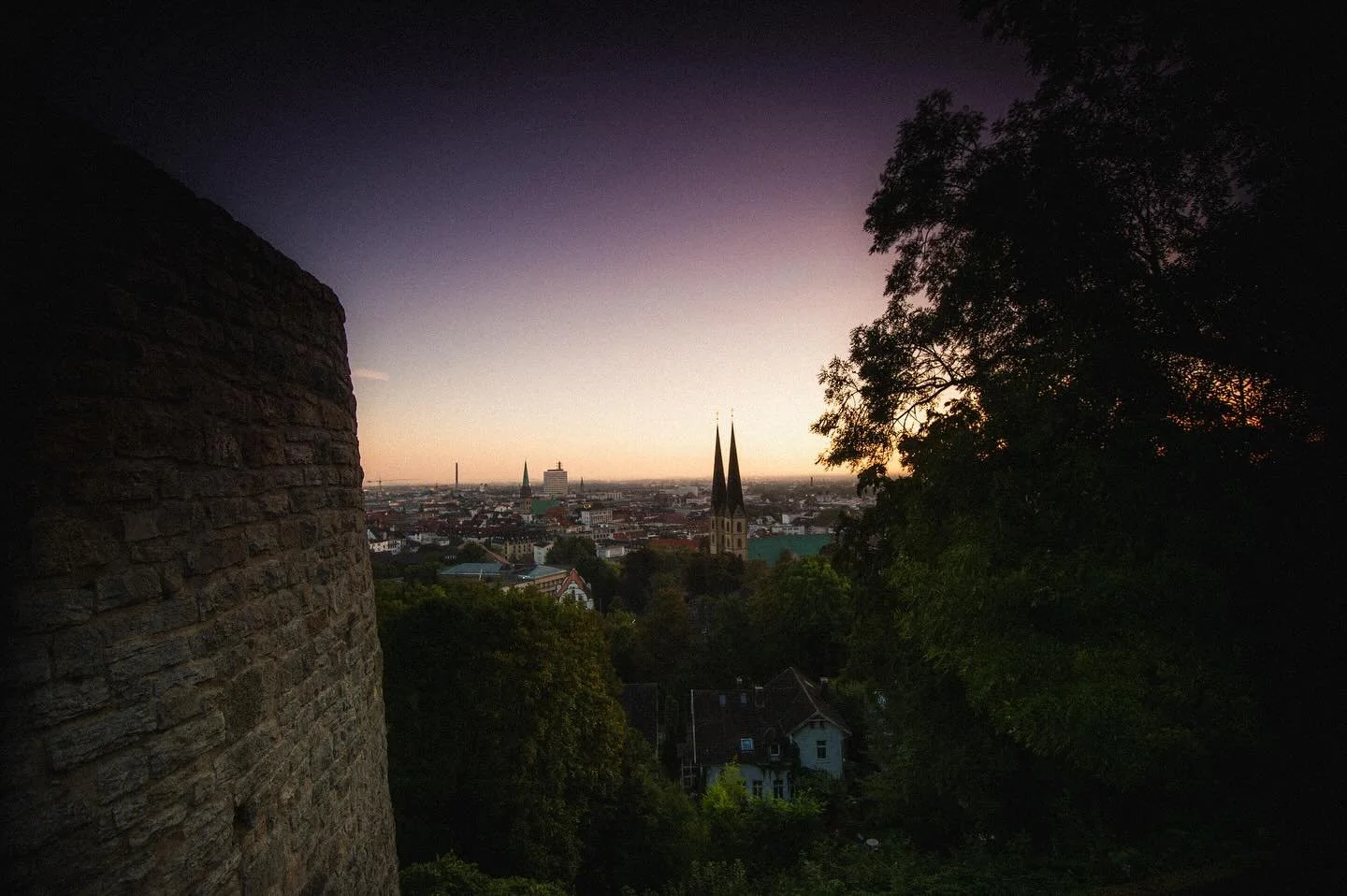 Old Home 

🇩🇪 es hat mich f&uuml;r ein paar Tage in die alte Heimat, verschlagen deswegen gibt&rsquo;s dieses Bild von Bielefeld am Morgen. 

.

I spent a few days back in my old hometown, so here&rsquo;s a morning shot of Bielefeld.

.
.
.

#biele