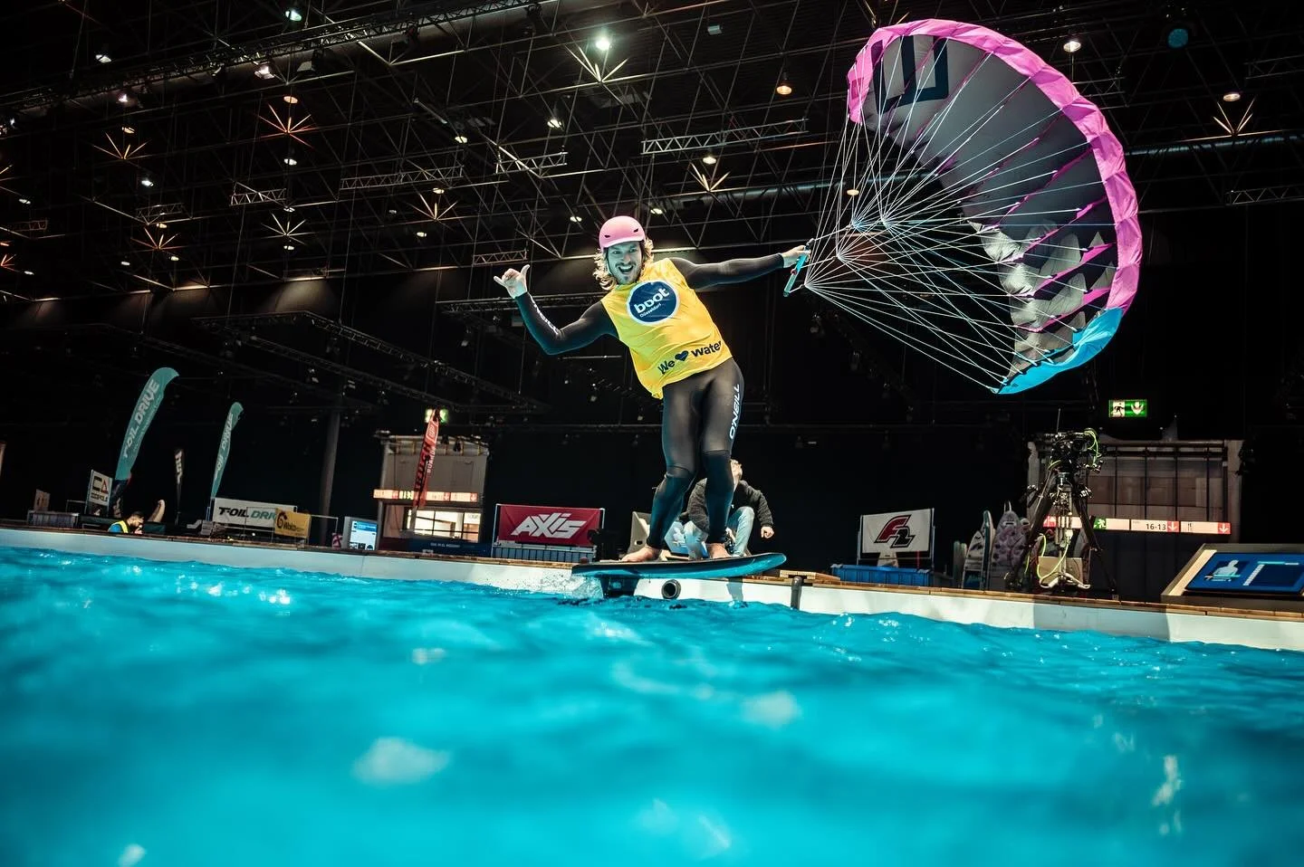 Not this year. 

🇩🇪 ich bekomme die letzte Zeit &ouml;fters mal. Die Frage sehen wir uns dieses Jahr auf der Boot. Leider muss ich dann immer wieder sagen. Dieses Jahr leider nicht. 2025 war auf der Boot ein Riesenspektakel Wingfoil Windsurfer, Wak