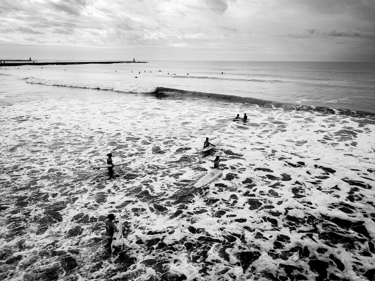 Surfspot for everyone

🇩🇪 hier an dieser Stelle hab ich nicht nur selbst gesurft sondern schon mehrere 10.000de Fotos gemach der Praia da Rocha, ein Ort der sich f&uuml;r mich wie Familie und Zuhause anf&uuml;hlt. Es sind die Menschen und der warme