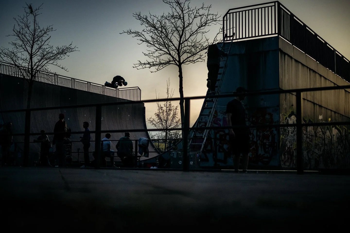 Playground

🇩🇪 hier bin ich gro&szlig; geworden. Der kesselbrink war zwar damals noch nicht dass was er heute war aber es war der Treffpunkt nach der Schule wo wir geskatet sind und unsere Nachmittage verbracht haben. Hier zum Fotografieren hin zu 