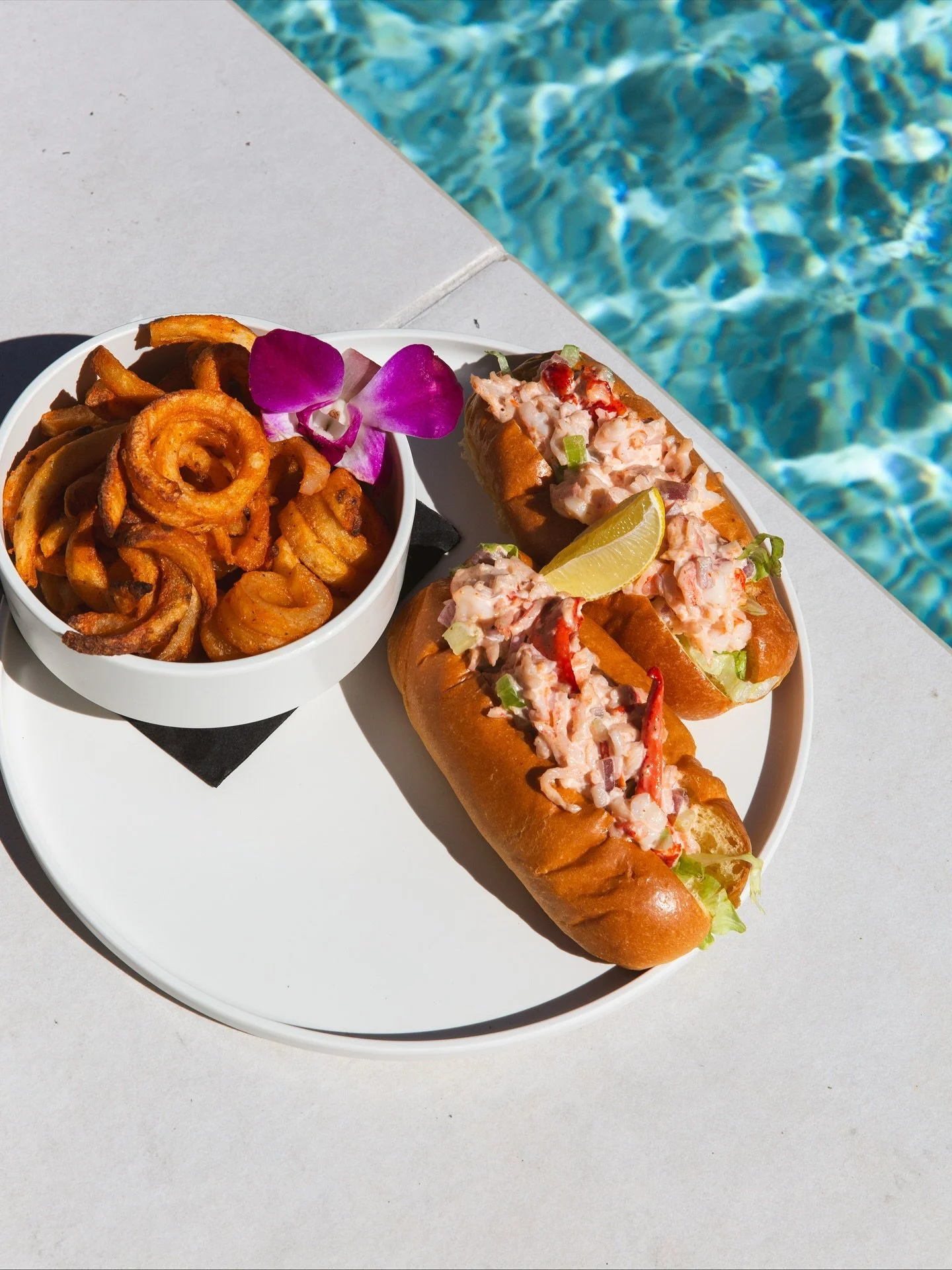 We are pumped to celebrate our first FRERET FEST tomorrow, November 1st. Grab a Shrimp &amp; Lobster Roll from our tent out front, cool off with frozen drinks just inside, or make your way in for the full Sunnies menu and bar. ⁠☀️

#freretstreetfesti