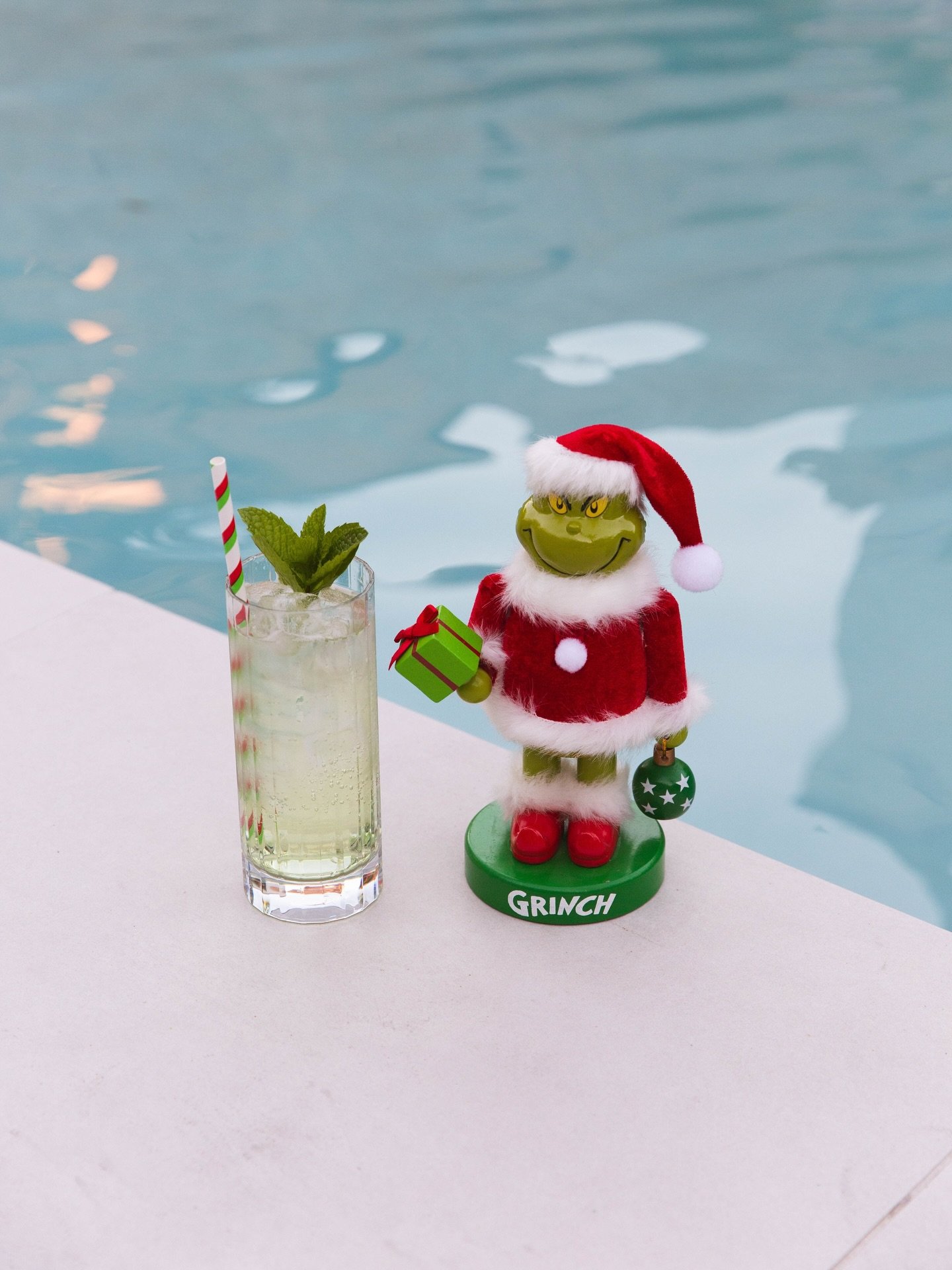 The holiday weekend lineup!⁠ ⁠
⁠
💚Le Grinch | Cruzan Coconut Rum, Boomsma Cloosterbitter,⁠ Elderflower, Sparkling Water⁠
🥥Cruzan Through the Snow | ⁠Cruzan White Rum, Cruzan Aged Rum, Aperol, Allspice⁠ Dram,Tamarind, Cinnamon, Pineapple, Lime⁠
🔫Yi