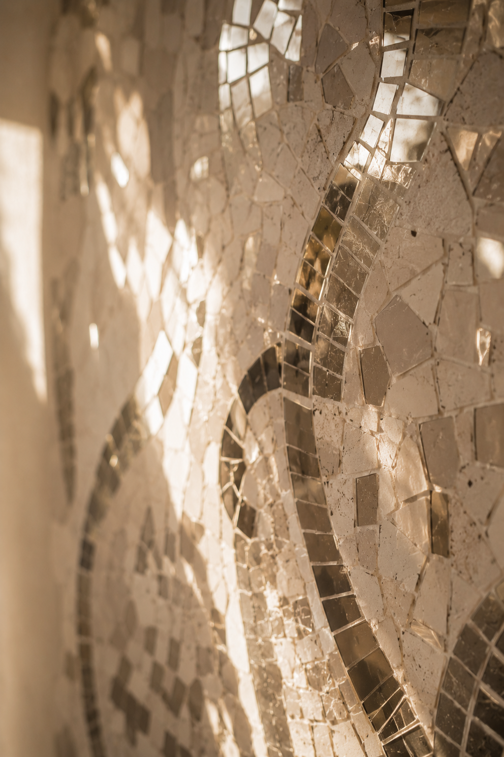 Künstlerische Details mit Spiegelmosaik, weissen Oberflächen und handgefertigten Elementen als Teil eines individuellen Interior Design Konzepts.