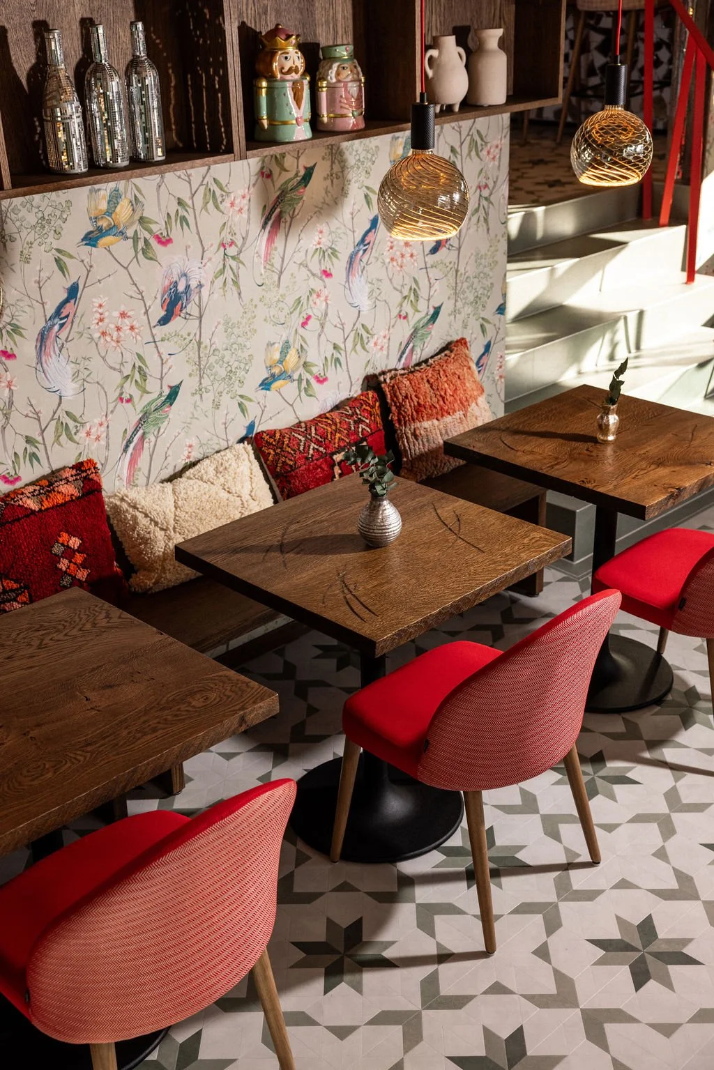 Boho-inspiriertes Restaurantinterieur in der sit hütte Arosa mit Holz, Spiegelmosaik und alpinem Charme.