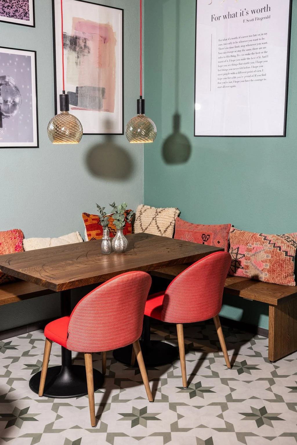 Boho-inspiriertes Restaurantinterieur in der sit hütte Arosa mit Holz, Spiegelmosaik und alpinem Charme.