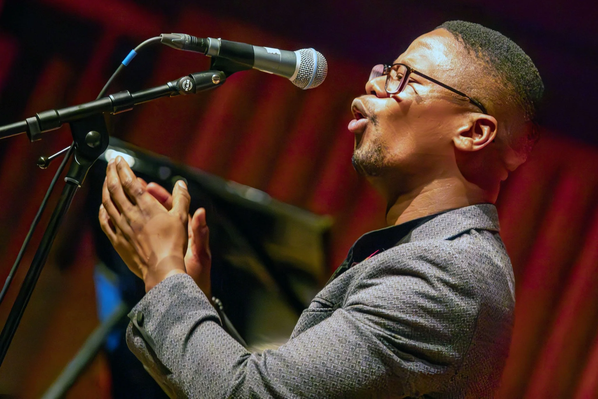 Jazz singer, Thanda Gumede supporting Maya Youssef at the World Refugee Day at Opera North. 📸: Simon Godley