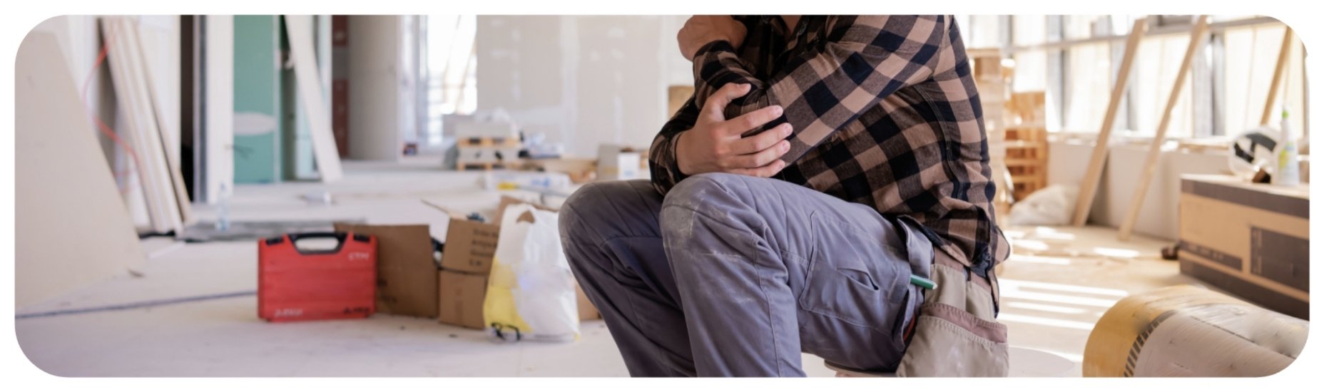 Injured construction worker holding his arm at a job site, representing Iowa workers’ compensation claims.
